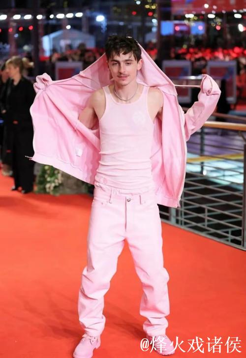 好莱坞明星“甜茶”被拍到全身红衣出行，手上戴着拜仁手套