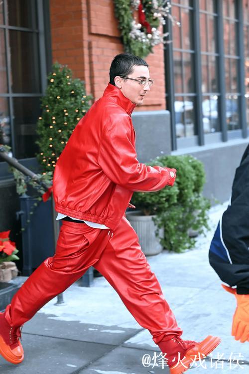 好莱坞明星“甜茶”被拍到全身红衣出行，手上戴着拜仁手套