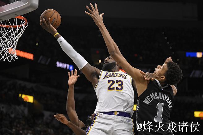 詹姆斯连续四场三双浓眉狂砍40+12 湖人惊险击败马刺迎来4连胜